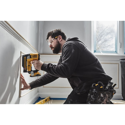 DeWalt ATOMIC COMPACT SERIES™ 20V MAX* Cloueuse à clous à tige 23 ga sans fil sans balais (outil seul) DCN623B