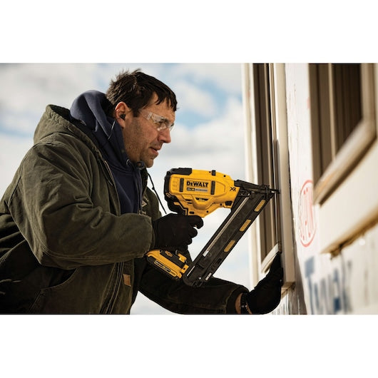 Dewalt 20V MAX* XR® 15 GA Cordless Angled Finish Nailer (Tool Only) DCN650B