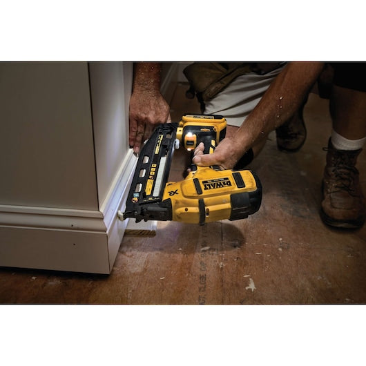 Dewalt 20V MAX* XR® 16ga Angld Finish Nailer Kit DCN660D1