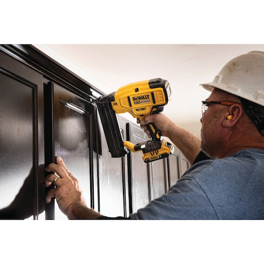 DeWalt Kit pistolet à clous brad sans fil 18 ga 20V MAX* XR® DCN680D1