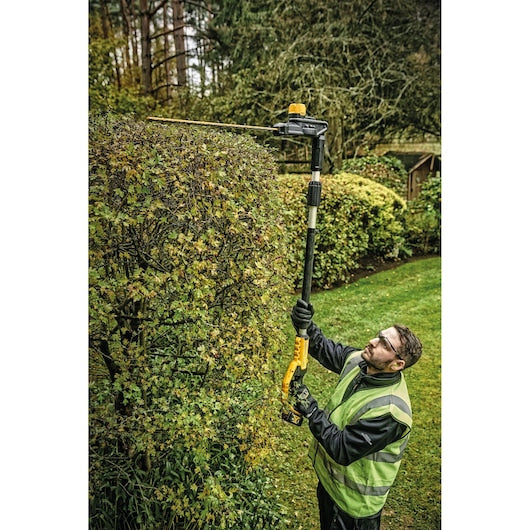 Dewalt 20V MAX* 22 in. Cordless Pole Hedge Trimmer Kit DCPH820M1