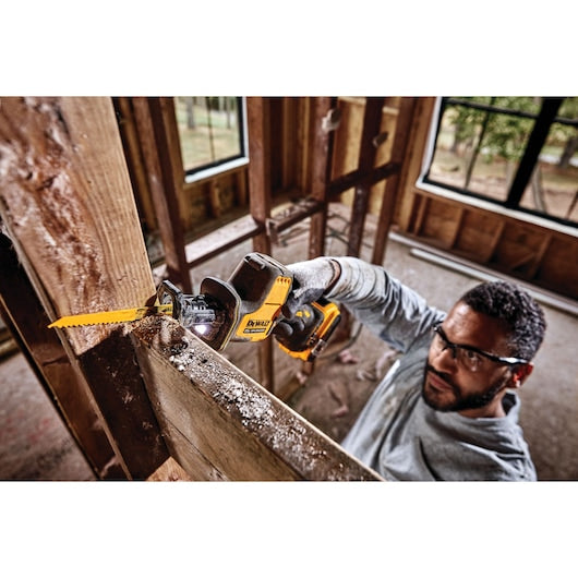 DeWalt Scie sabre sans fil ATOMIC™ 20V MAX* à une main (outil seul) DCS369B