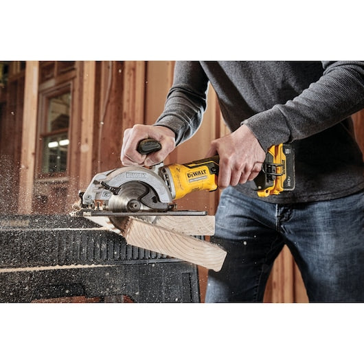 DeWalt ATOMIC™ Kit de scie circulaire sans fil 4-1/2 po 20V MAX* sans balais DCS571P1