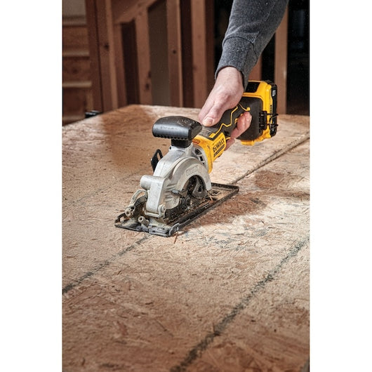 DeWalt ATOMIC™ Kit de scie circulaire sans fil 4-1/2 po 20V MAX* sans balais DCS571P1