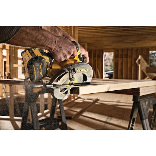 Dewalt 60V MAX* Brushless Cordless 7-1/4 in. Circular Saw With Electronic Brake Kit DCS578X2