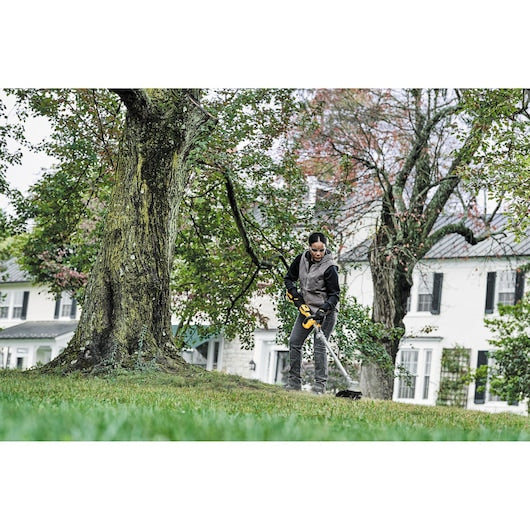 Dewalt 20V MAX* 14 in. Brushless Cordless Folding String Trimmer Kit DCST922P1