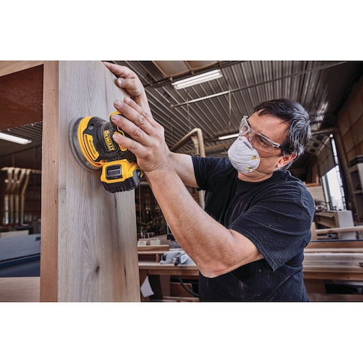 Dewalt 20V MAX* XR® 5 in. Brushless Variable Speed Random Orbital Sander Kit (5.0 Ah Battery) DCW210P1