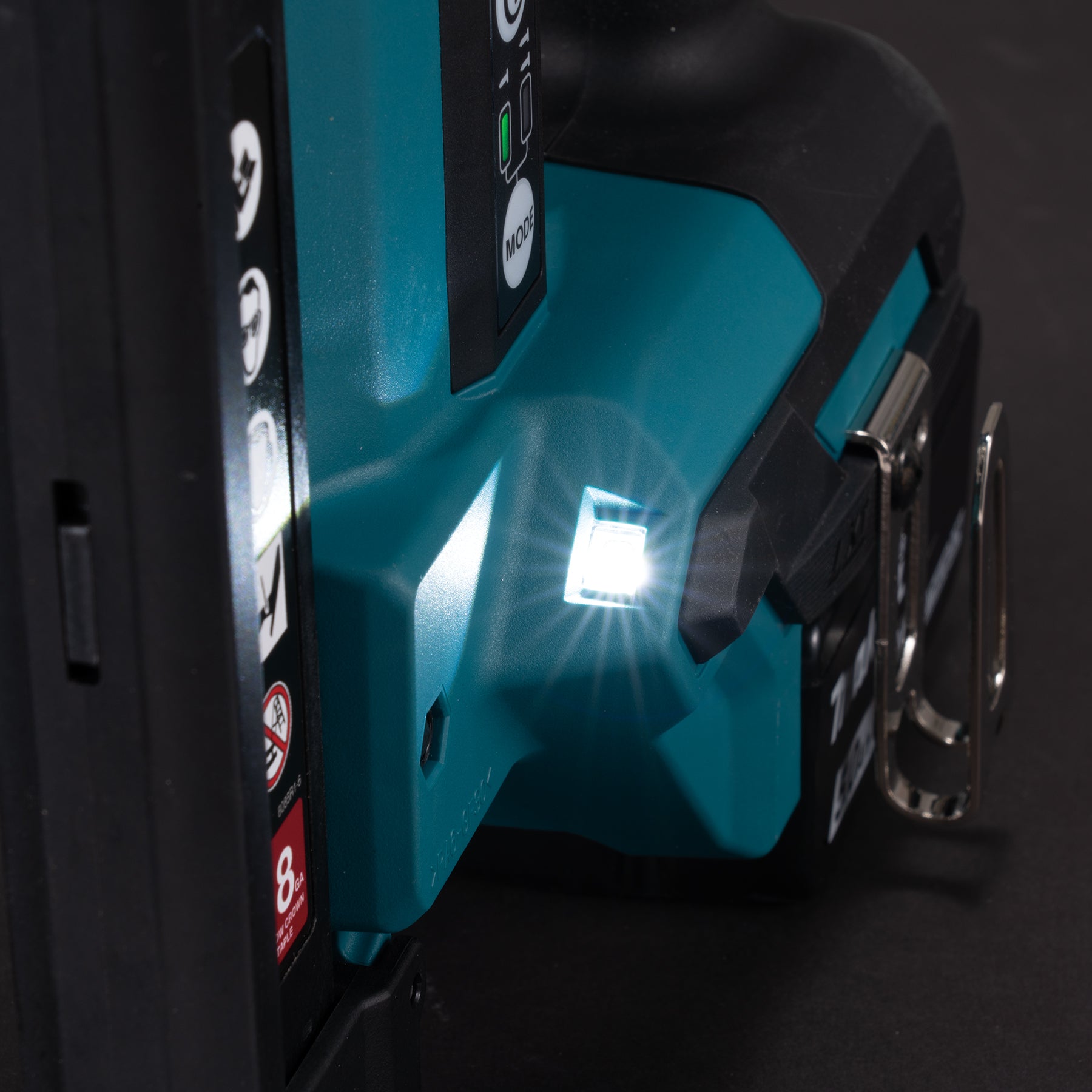 Makita Agrafeuse à couronne étroite 18V LXT sans balais 1-1/2" 18 ga, outil seul DST630Z