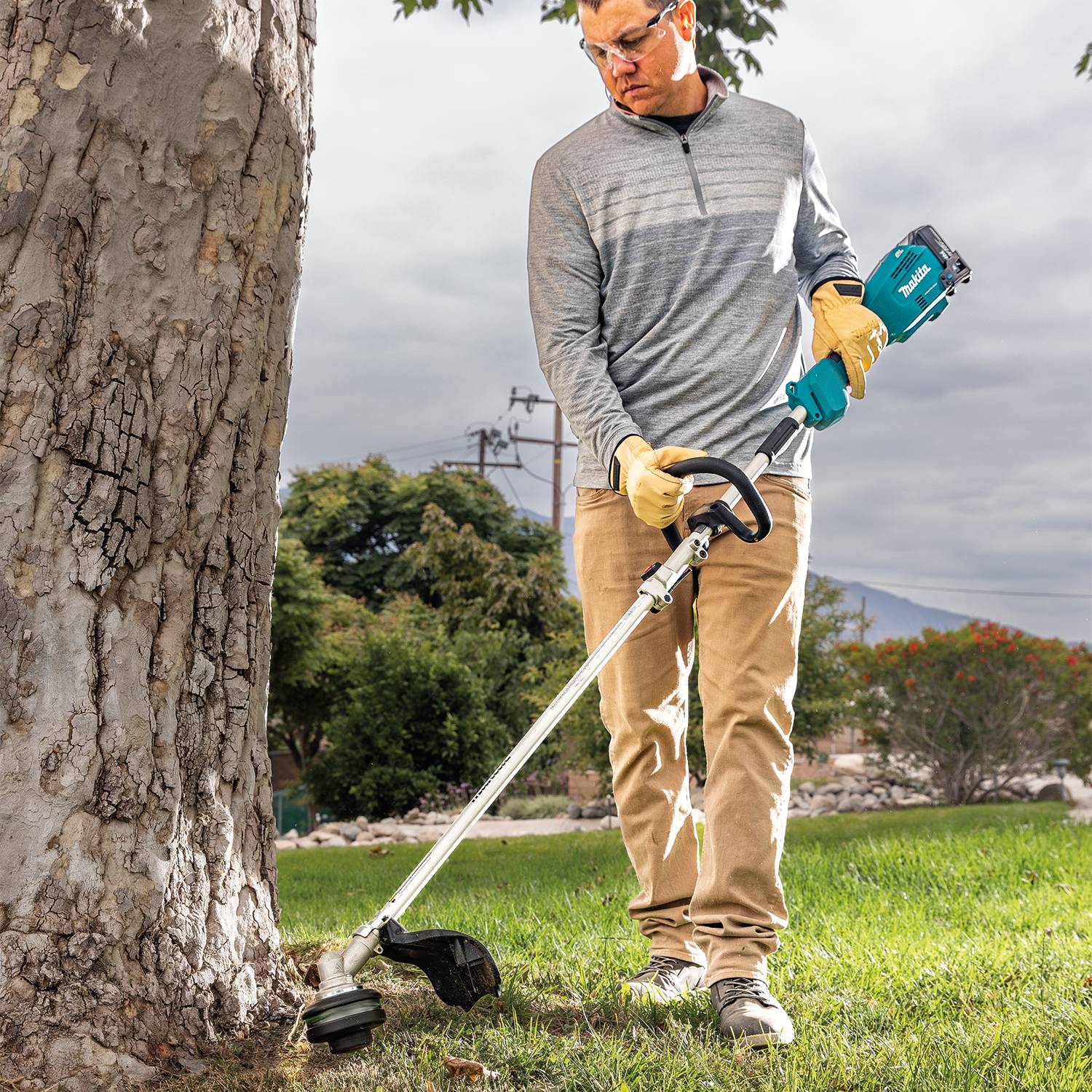 Makita Unité motrice Split Shaft Brushless 18V LXT avec coupe-bordures EM409MP, Kit avec 2 batteries 4.0Ah DUX18RMEX2