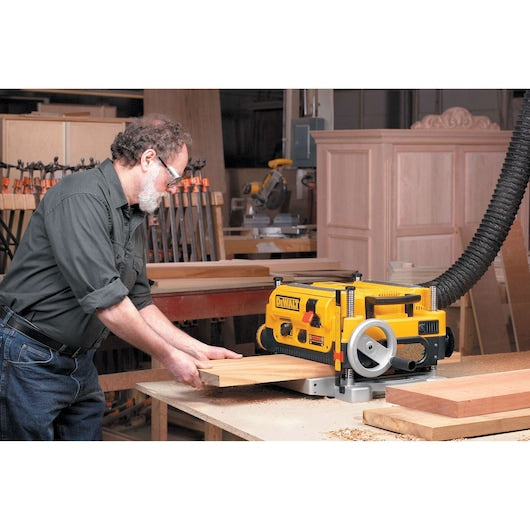 DeWalt DW735 Rabot à épaisseur 13 po. 3 couteaux 2 vitesses DW735