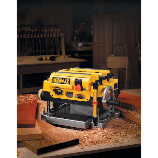 DeWalt DW735 Rabot à épaisseur 13 po. 3 couteaux 2 vitesses DW735