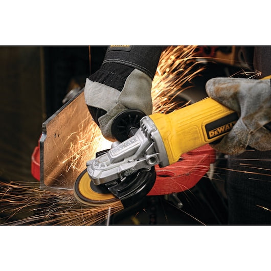 DeWalt DWE4120FN meuleuse d'angle petite à tête plate 4‑1/2 po. – 5 po. avec interrupteur à palette et sans verrouillage DWE4120FN