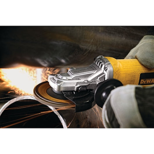 DeWalt DWE4120FN meuleuse d'angle petite à tête plate 4‑1/2 po. – 5 po. avec interrupteur à palette et sans verrouillage DWE4120FN