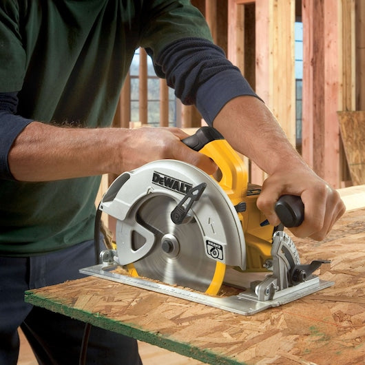 DeWalt Scie circulaire légère 7‑1/4 po avec sac de chantier (outil seul) DWE575SB