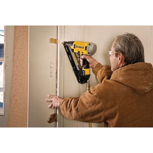 Dewalt 15ga Precision Point™ in.DA in. Style Angle Finish Nailer DWFP72155