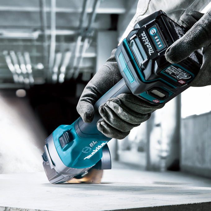 Makita Meuleuse d'angle sans balais 5" 40Vmax XGT avec interrupteur à pouce, outil seul GA005GZ