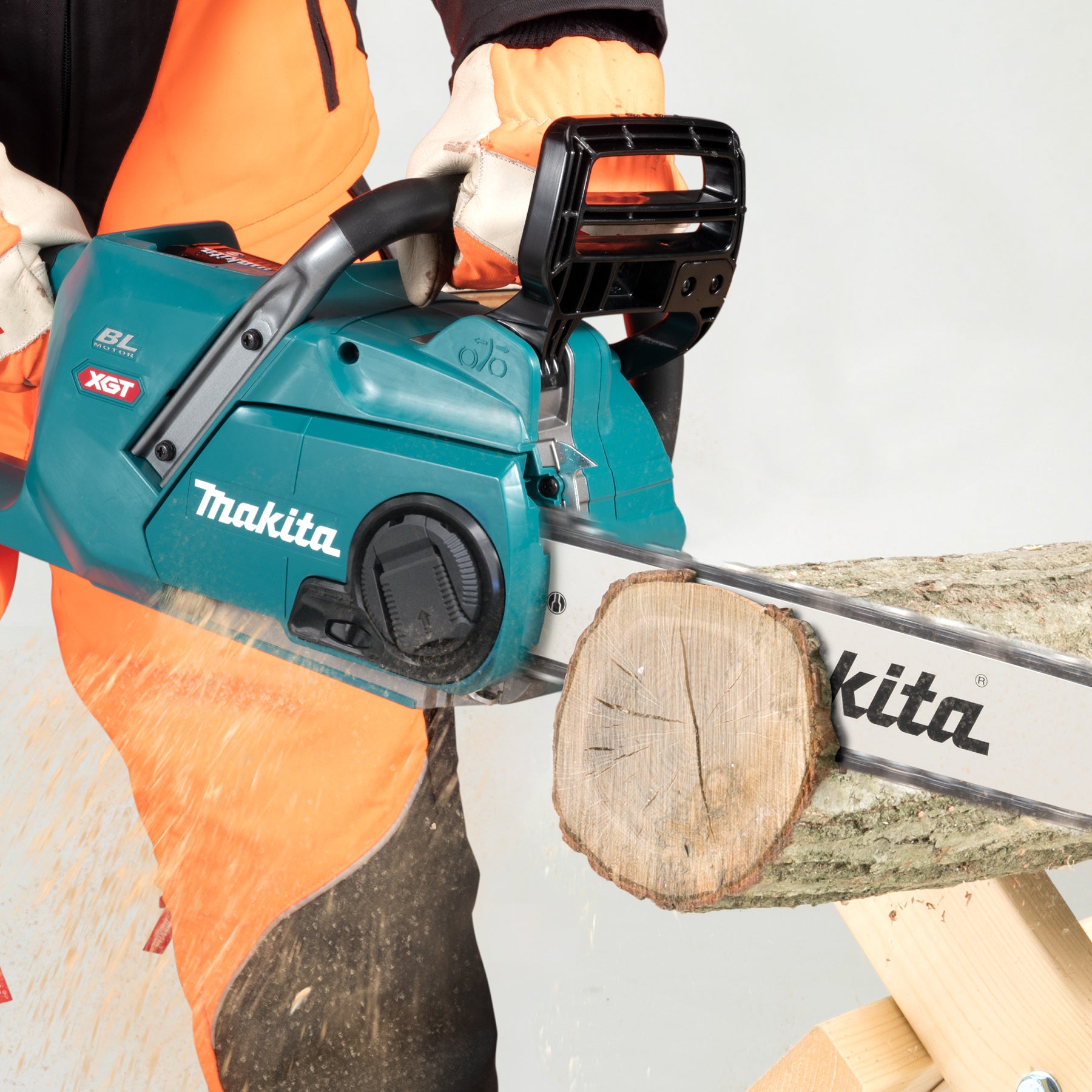 Makita Tronçonneuse 40Vmax XGT sans balais 16" à poignée arrière, Kit avec 1 batterie 5.0Ah UC016GT101