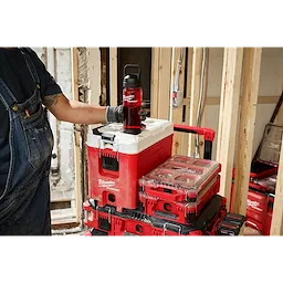 Milwaukee Bouteille PACKOUT™ 25 oz avec couvercle à gorgée 48-22-8371R