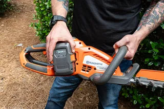 Husqvarna Hedge Master 320iHD60 24 in Battery Hedge Trimmer (Battery & Charger Included) 970592602