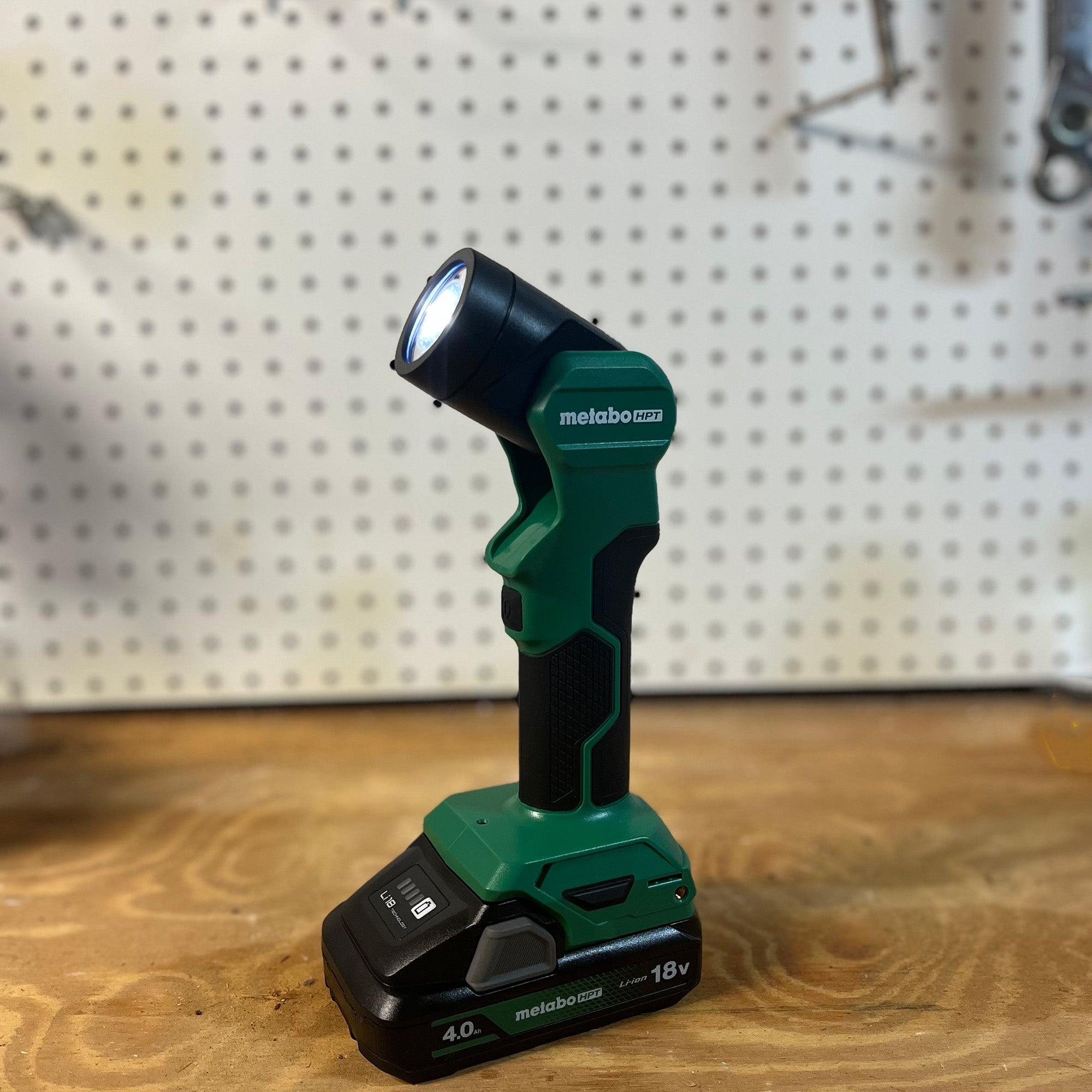 Metabo Lampe torche LED 250 lumens 18 V MultiVolt™ (corps d'outil uniquement) UB18DEQ4